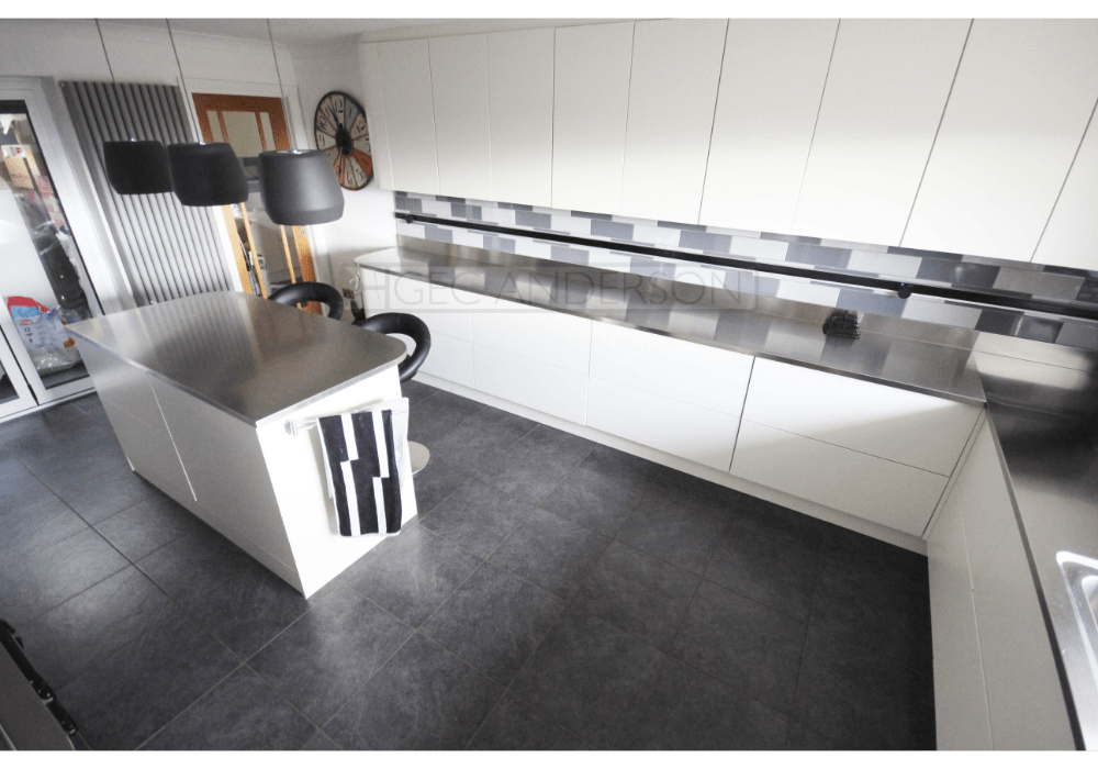 L-shaped worktop with central island