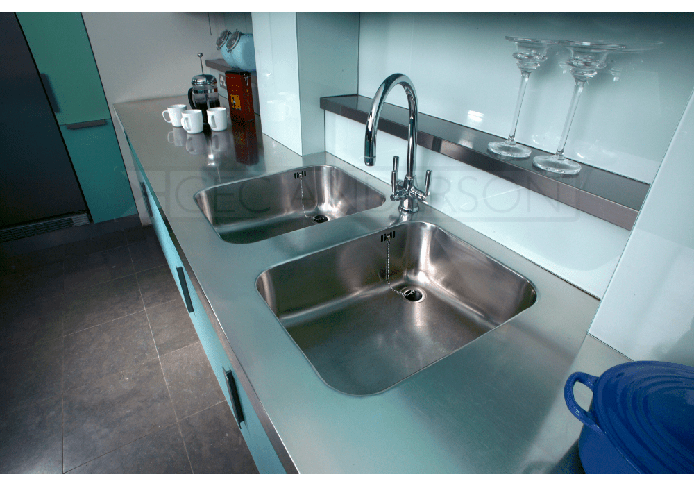 Worktop with integrated sinks and cutout for column