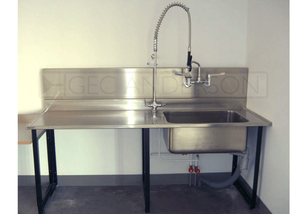 Made-to-Measure sinktop with large bowl and integral upstand