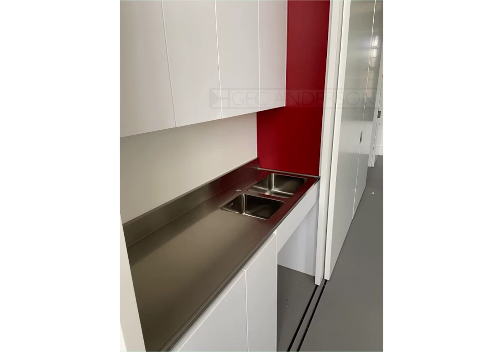 Hideaway worktop with lipped edge (edge 3) and integrated sink bowls